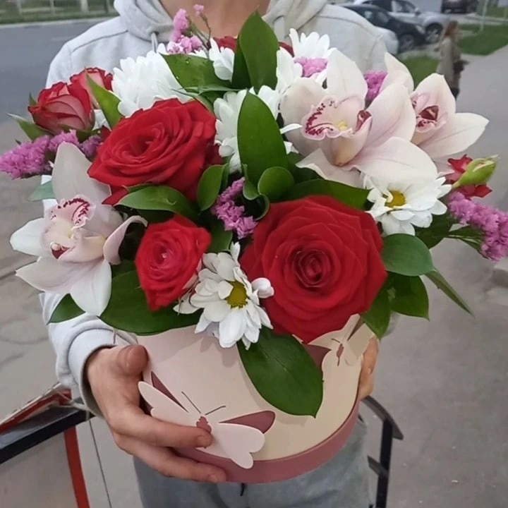 Шляпная коробка с ароматными розами и орхидеями­
